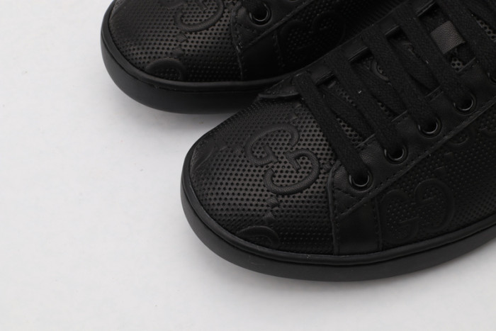 Gv*c ace embroidered low-top sneaker 431942a38g09065